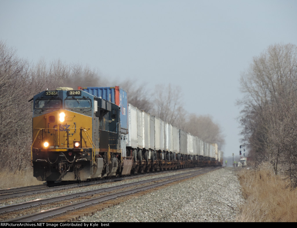 CSX 3240 on I001